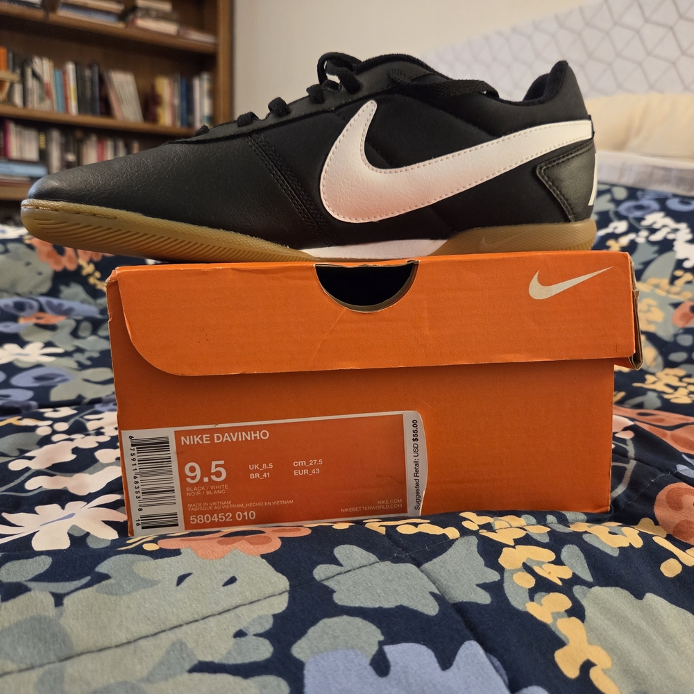 Nike Davinho Black and White Sneaker - Picture 7 of 12